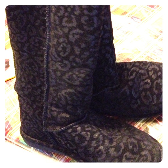 Leopard bearpaw boots