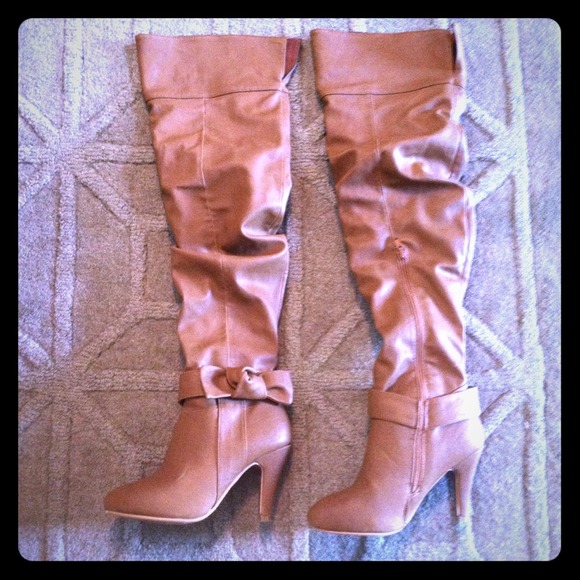 Adorable bow accented knee high boots size 6