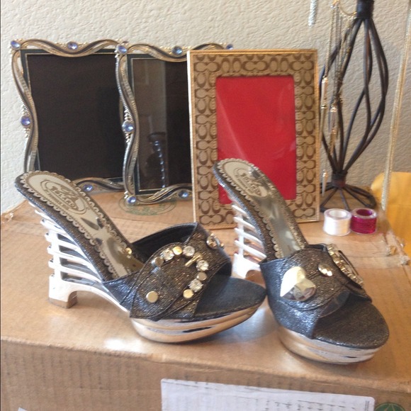 💎Chromed out silver fenced wedge heel💎 unique!