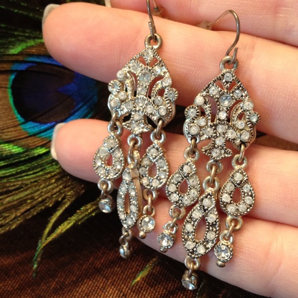 Jewelry - ❌BUNDLED❌ White Rhinestone Chandelier Earrings