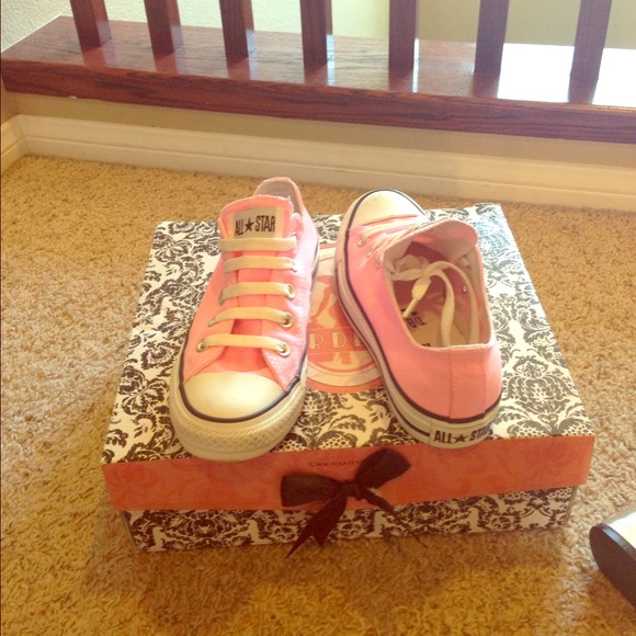 💕Baby Pink Converse💕w/ free protect all spray🆓