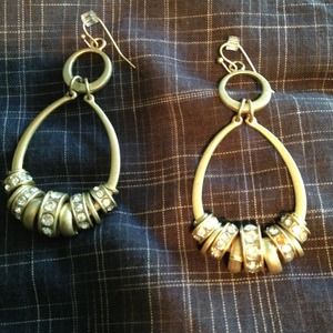 Gorgeous ear rings fit for a runway!!!