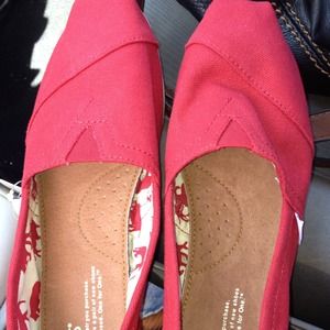 SOLID Red toms size 8🚫NO TRADES!!!!🚫