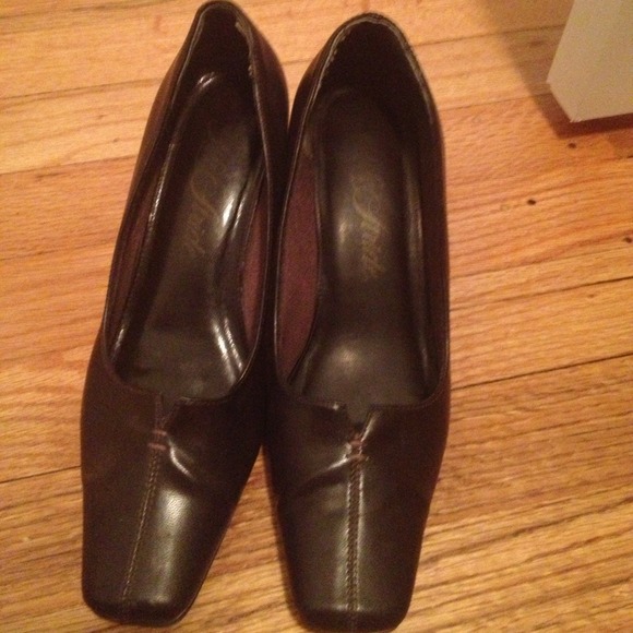 Size 6 1/2 brown dress heel