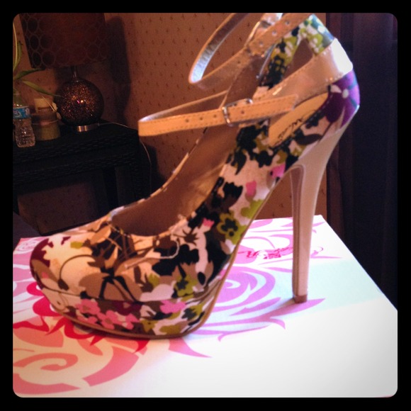 Double strap nude and flower pump