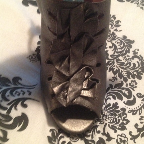 SOLD 💋Silver open toe Madden Girl Heels 👠 - Picture 2 of 3