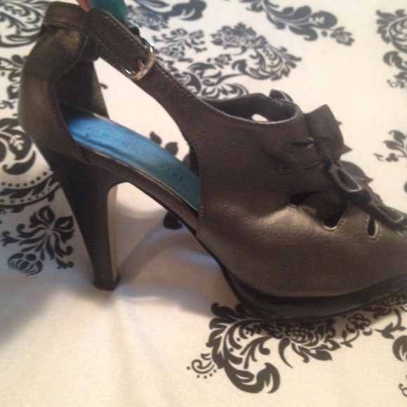 SOLD 💋Silver open toe Madden Girl Heels 👠 - Picture 3 of 3