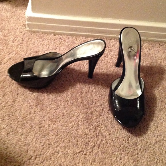 *traded* black heels - Picture 1 of 3