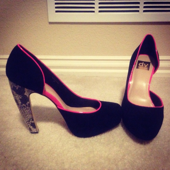 Dolce vita Dorsay, black/neon pump.