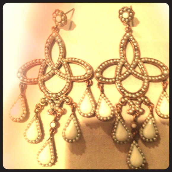 Beautiful white stone fashion earrings!!