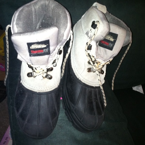 Snow boots gently used