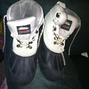 Snow boots gently used