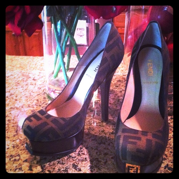 🎈Sale! FENDI "Fendista" Logo Pumps