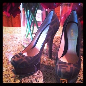 🎈Sale! FENDI "Fendista" Logo Pumps