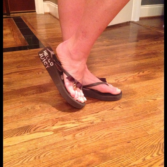 Juicy Couture flip flops 8.5