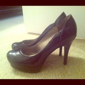 Reduced!! Guess platform pumps