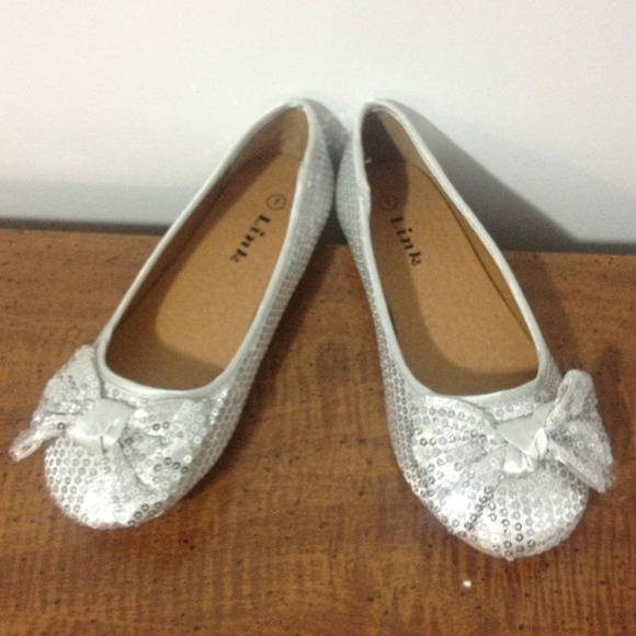Shiny GIRL silver flats 🚫⛔❌SOLD!