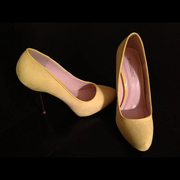 *SOLD* Shoedazzle Yellow Pump Metallic Gold Heel