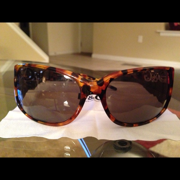 *SOLD* Dolce & Gabbana Tortoise Sunglasses - Picture 3 of 4