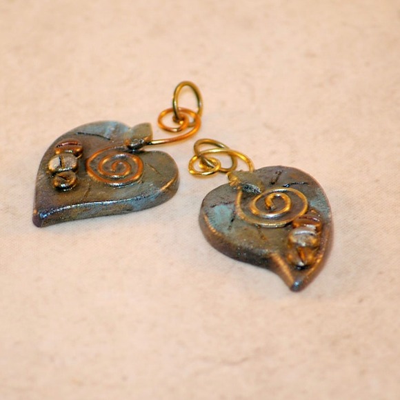 Fancy heart earrings 💙hang on your favorite hoops