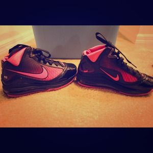 LIKE NEW LEBRON JAMES SHOES , PINK/BLACK