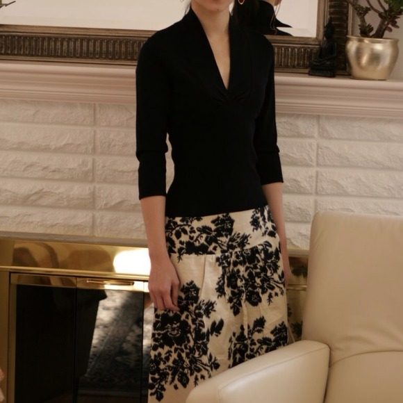 Elegant black sweater with 3/4 sleeves