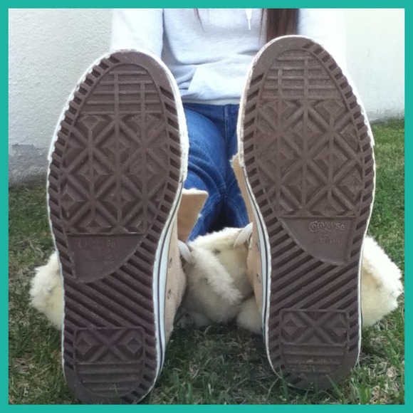 🚫SOLD🚫New rare fur lined converse! NEW - Picture 3 of 4