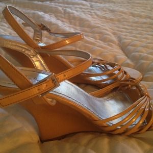 Very cute yellow sandals!
