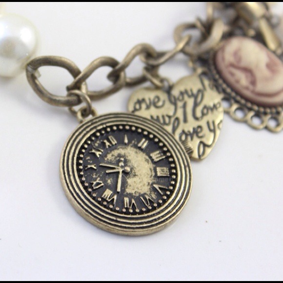 Vintage looking bracelet with pendants and pearl - Picture 3 of 3