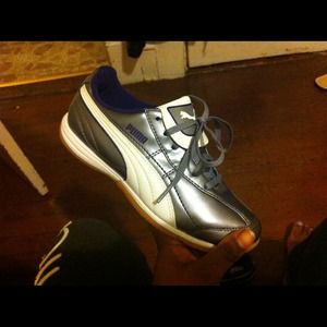 Indoor soccer shoes