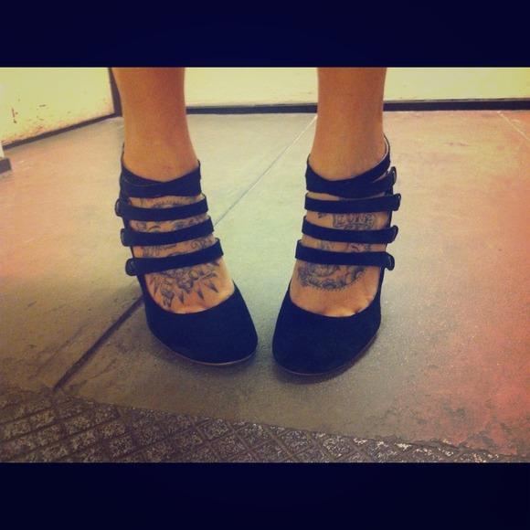 Sultry strappy Bp heels! Sz 71/2 (ginnie pump)