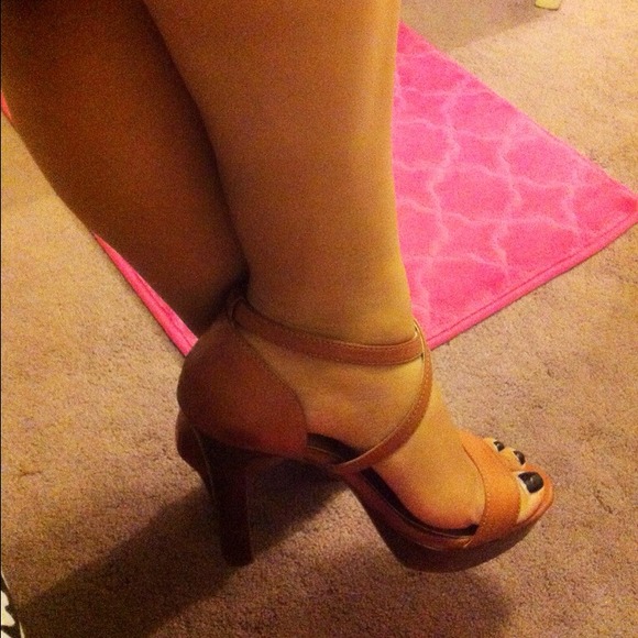 GUESS strappy heels - Picture 2 of 2
