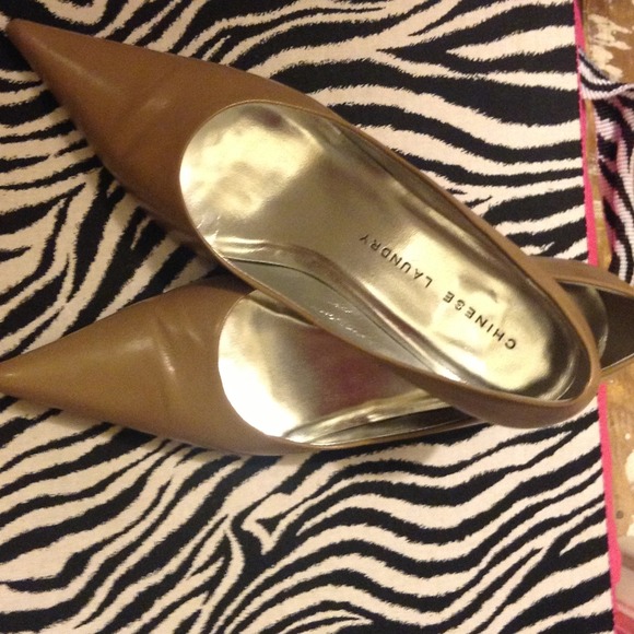 Taupe pointed toe shoes