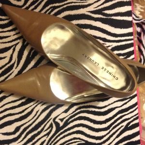 Taupe pointed toe shoes