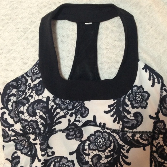 SOLD- Lululemon Scoop Neck Tank Laceoflauge - Picture 2 of 4