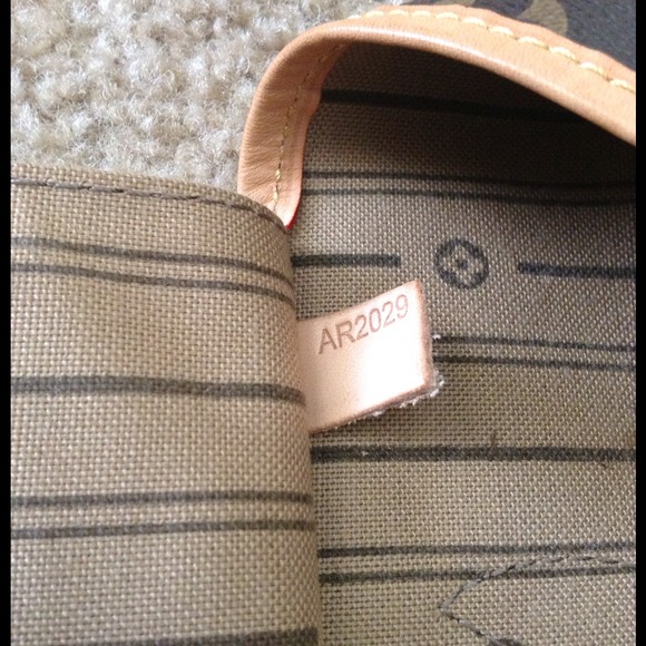 CERTIFICATE OF AUTHENTICATION LV NEVERFULL GM - Picture 2 of 4