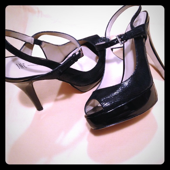 INC size 8 platform pump with strap