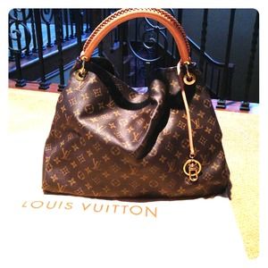 AUTHENTIC Louis Vuitton gorgeous handbag.