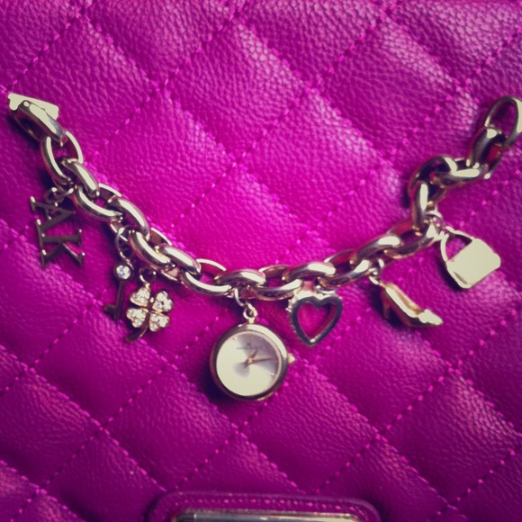 "Sold"🍀Anne Klein charm bracelet🍀