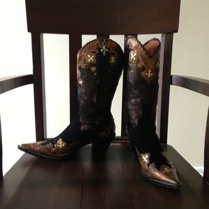 Selling S/9 Donald Pliner Western Couture Boots!