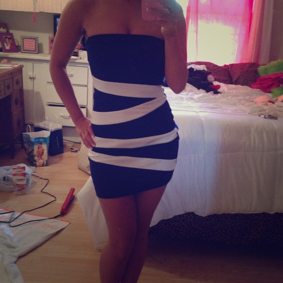 Strapless royal blue dress.