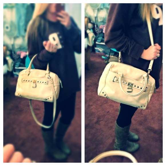 White Nine West purse 😘