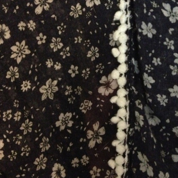 🚫Reserved for Emily🚫 Navy AE flower scarf