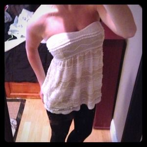 Flowing cream strapless top