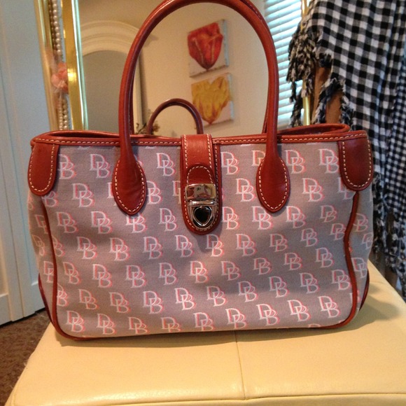 ⛔BUNDLED Authentic Dooney and Bourke & Vera bag