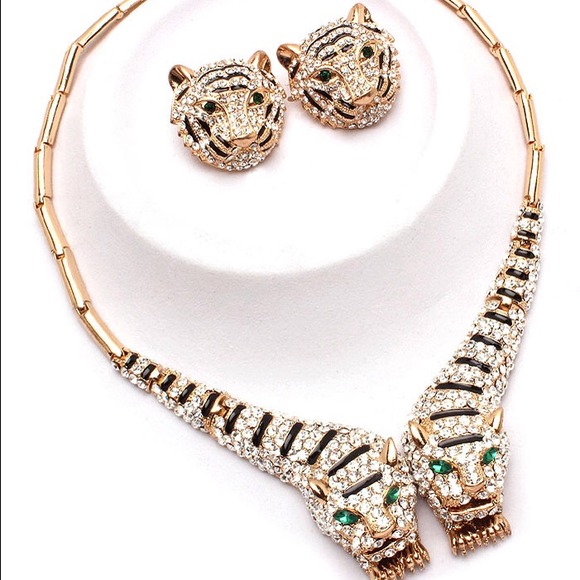 Jewelry - BUNDLE Necklace & Earrings + ribbon & gun set
