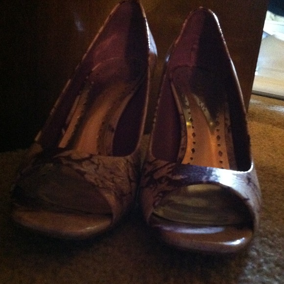 REDUCED!!! BCBG purple and white peep toe - Picture 2 of 4