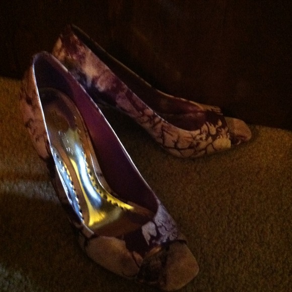 REDUCED!!! BCBG purple and white peep toe - Picture 4 of 4