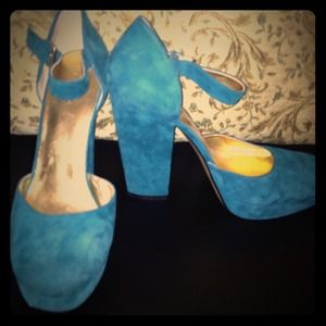 Barely worn Nine West suede turquoise pumps.