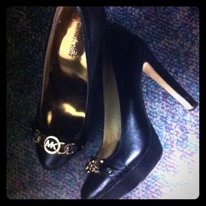 Black Michael Kors 4inch classic heels